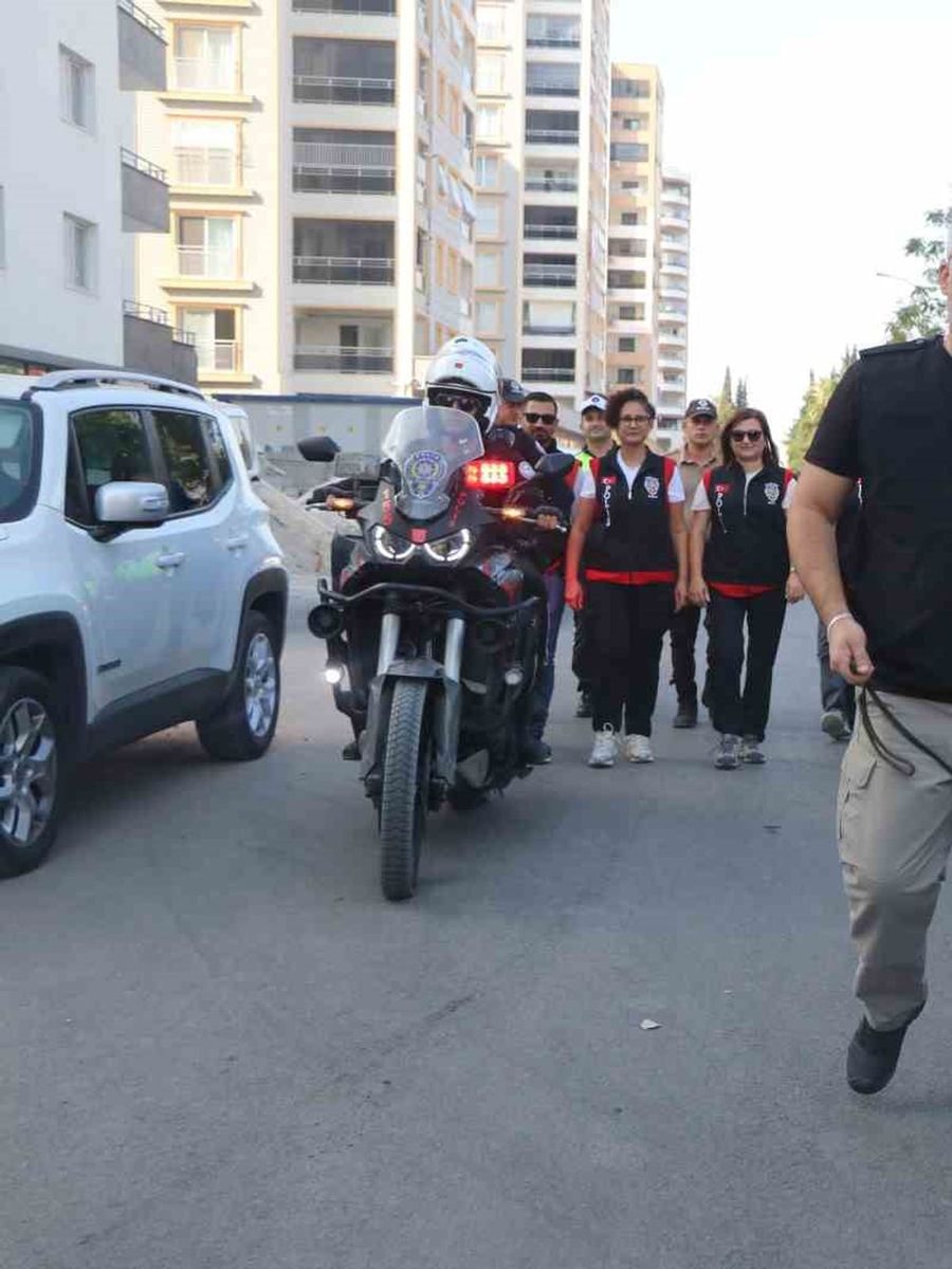 Adana’da okulların ilk gününde polisten güvenlik uygulaması