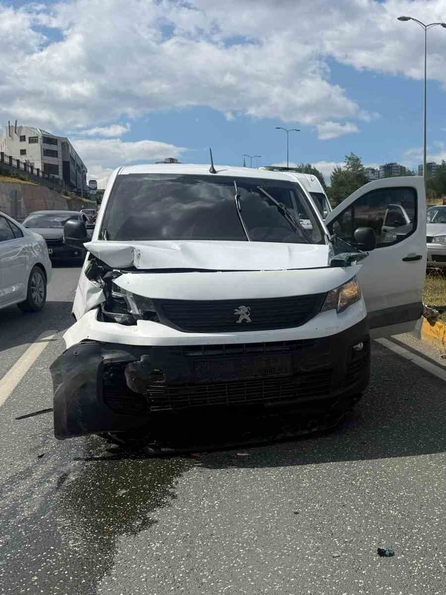 Kastamonu’da otomobil ile hafif ticari araç çarpıştı: 3 yaralı