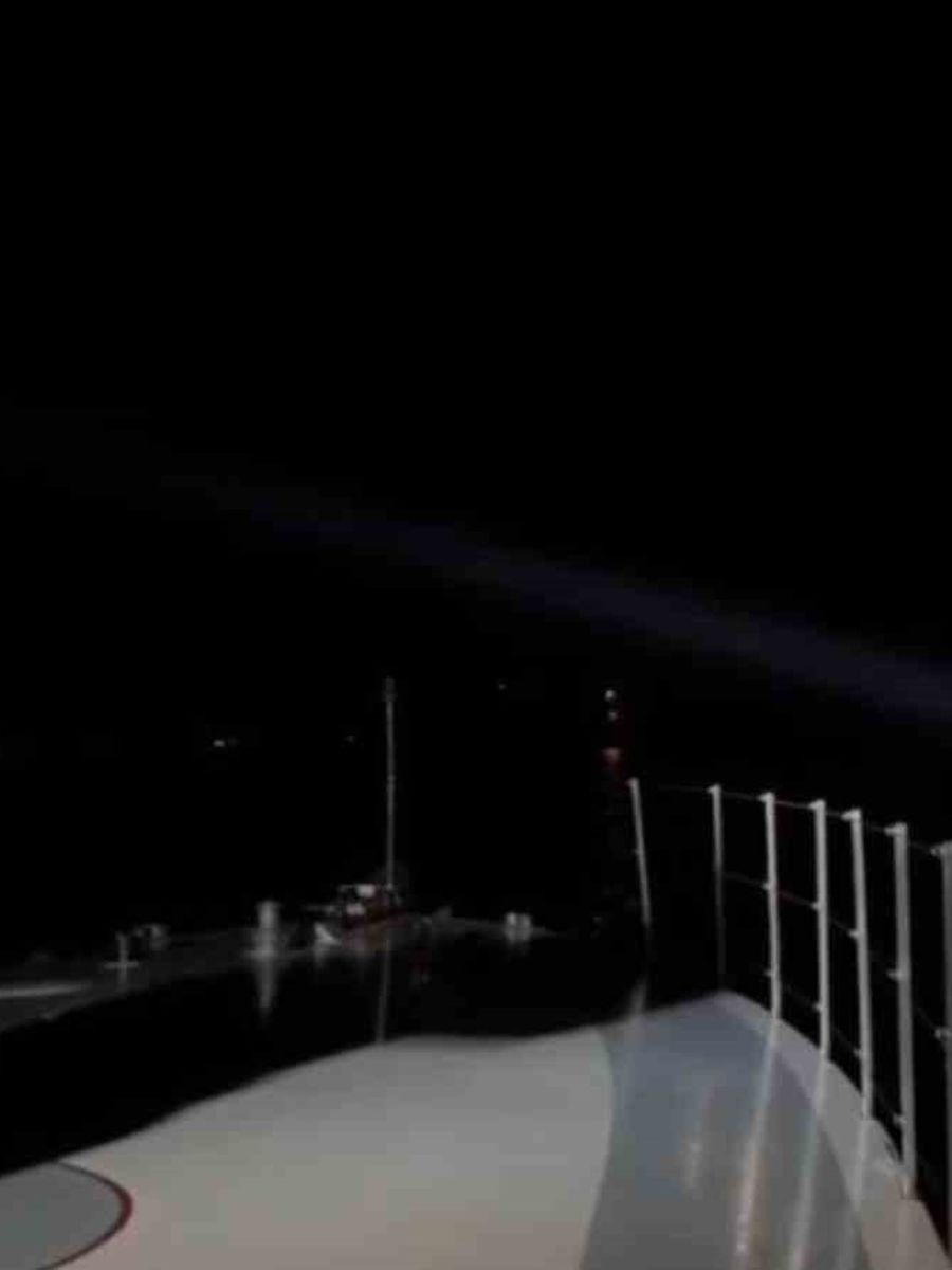 Yelkenli teknede 11 düzensiz göçmen ile 2 göçmen kaçakçısı yakalandı
