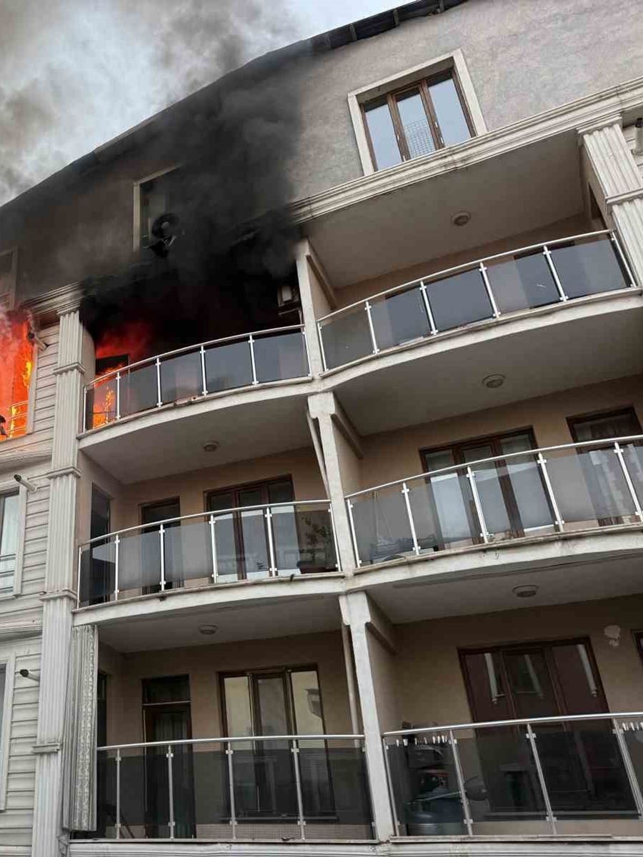 Iğdır’da itfaiye erleri çevresi kapalı olan binadaki yangına güçlükle müdahale etti