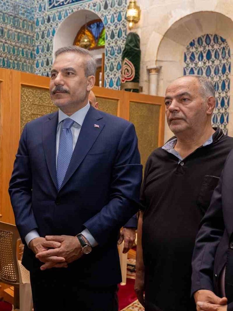 Dışişleri Bakanı Fidan, Selahaddin Eyyubi Türbesi ve Türk Hava Şehitliği’ni ziyaret etti