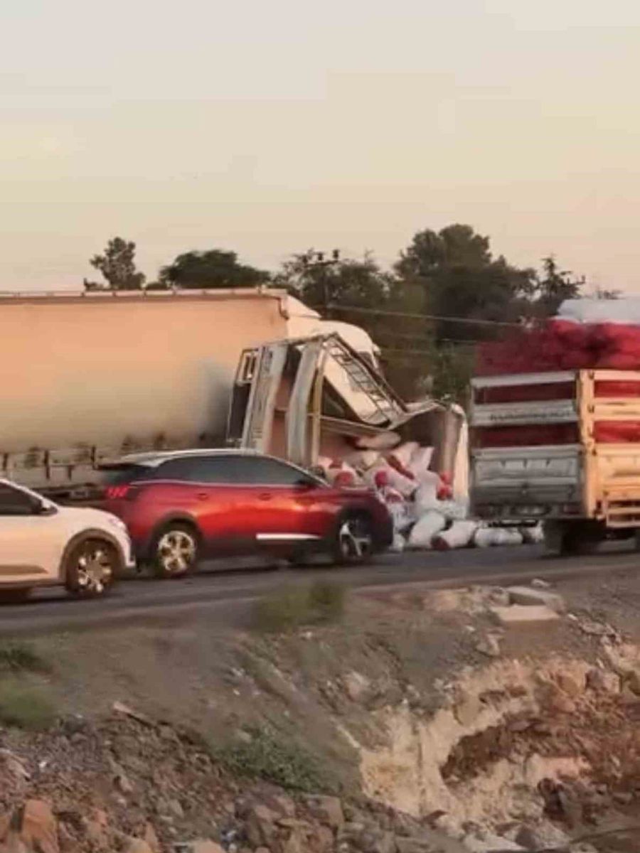 Şanlıurfa’da tır ile biber yüklü kamyonet çarpıştı: 3 yaralı