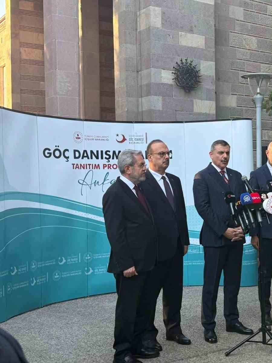 İçişleri Bakanı Çiftçi: "Okullardaki bahçe görevlilerimiz gerektiğinde arama yapabilsin diye 2 bin 800 tane el dedektörü dağıttık"