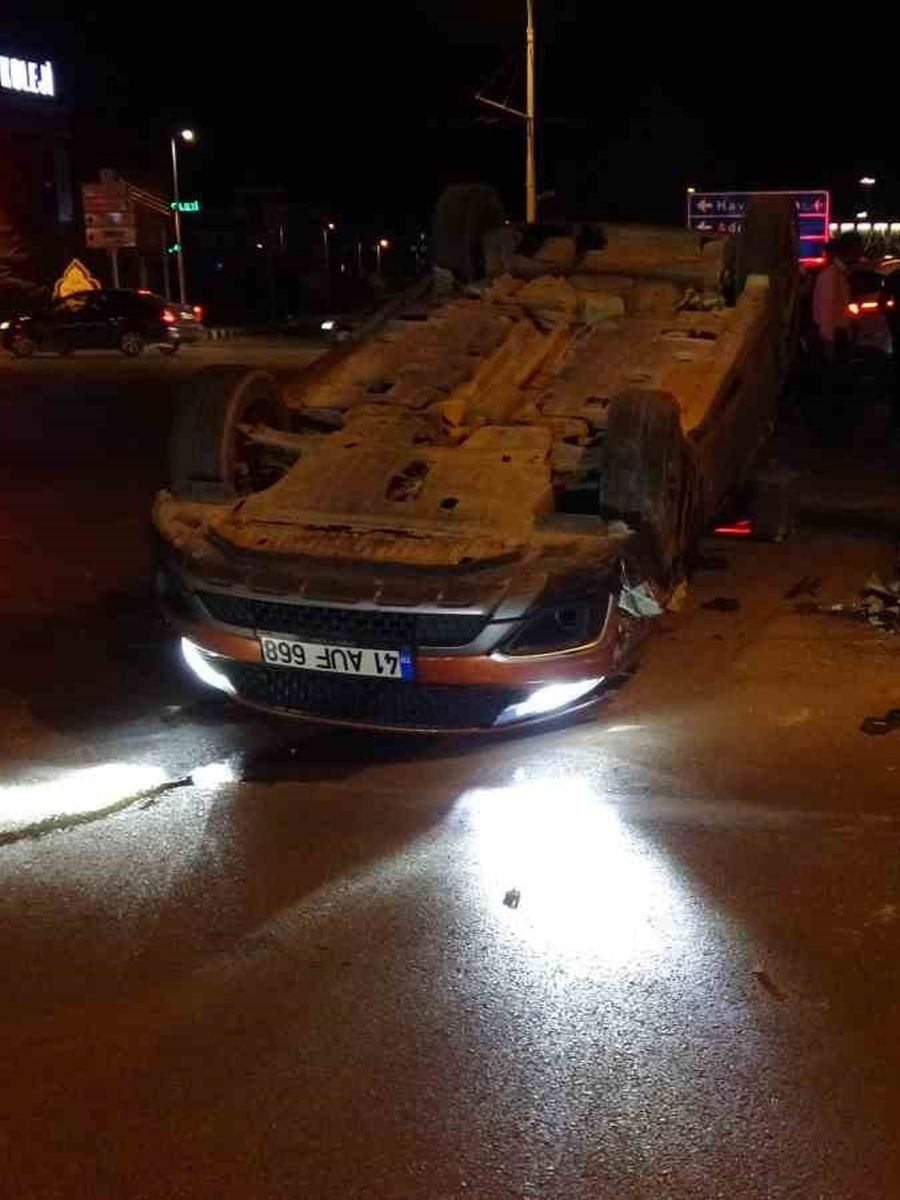 Otomobille çarpışan araç ters döndü: 2 yaralı