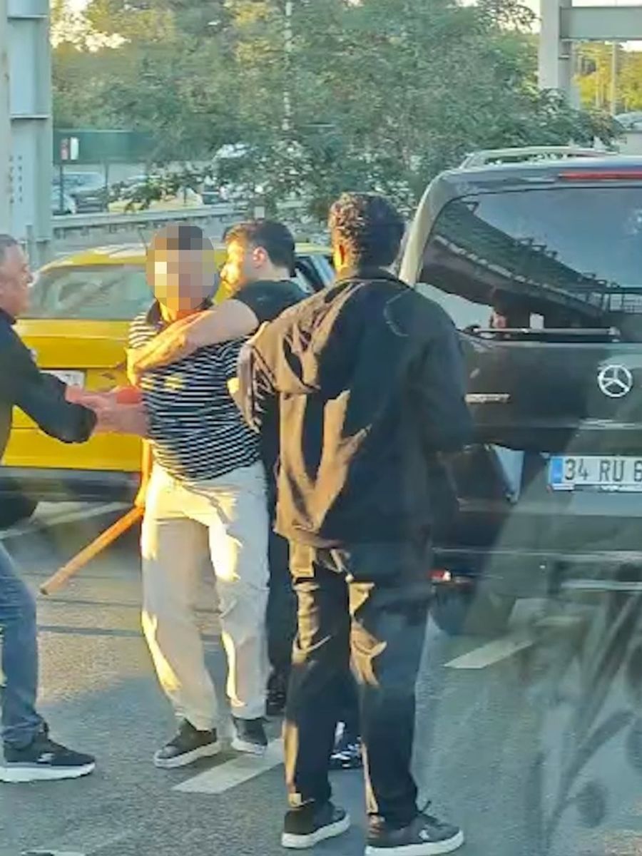 Trafik kazası sonrası çıkan yumruklu ve sopalı kavga kamerada