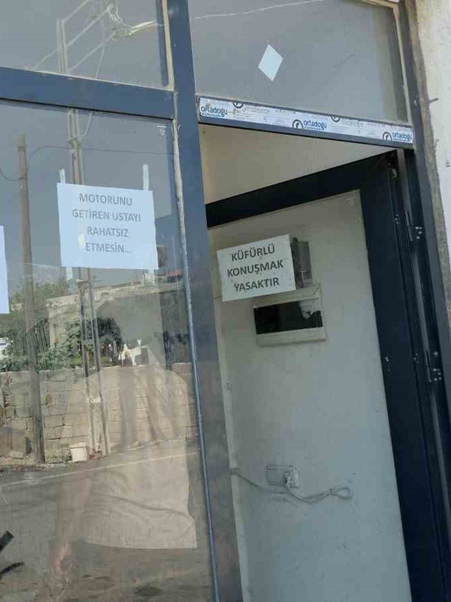 Motosiklet tamir ustası, tamirhanede yarış muhabbetini ve küfrü cama astığı yazıyla yasakladı