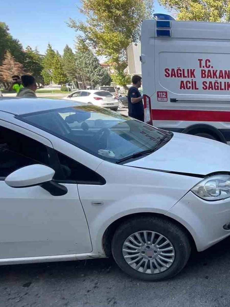 Otomobil park halindeki araçlara çarptı: 3 yaralı