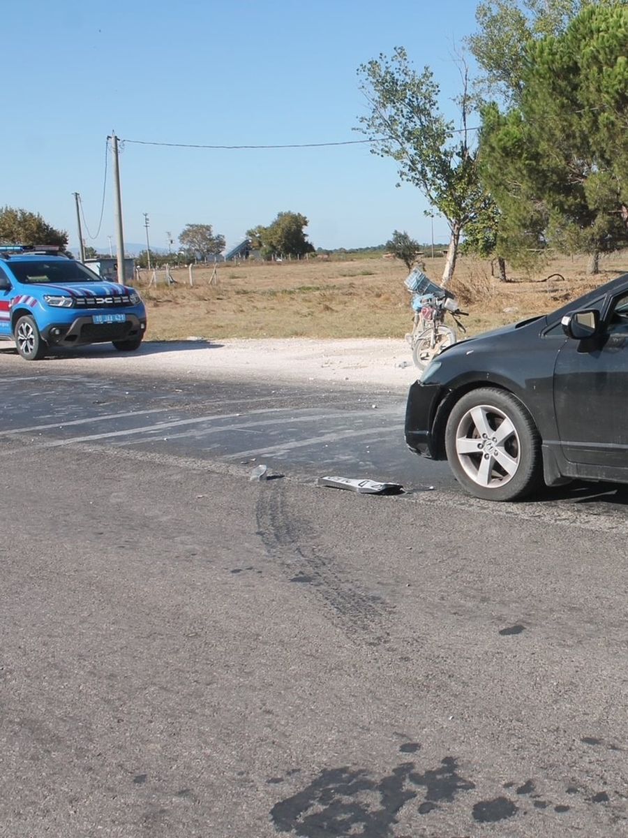 Manyas’ta otomobil motoiklete çarptı: 1 ölü