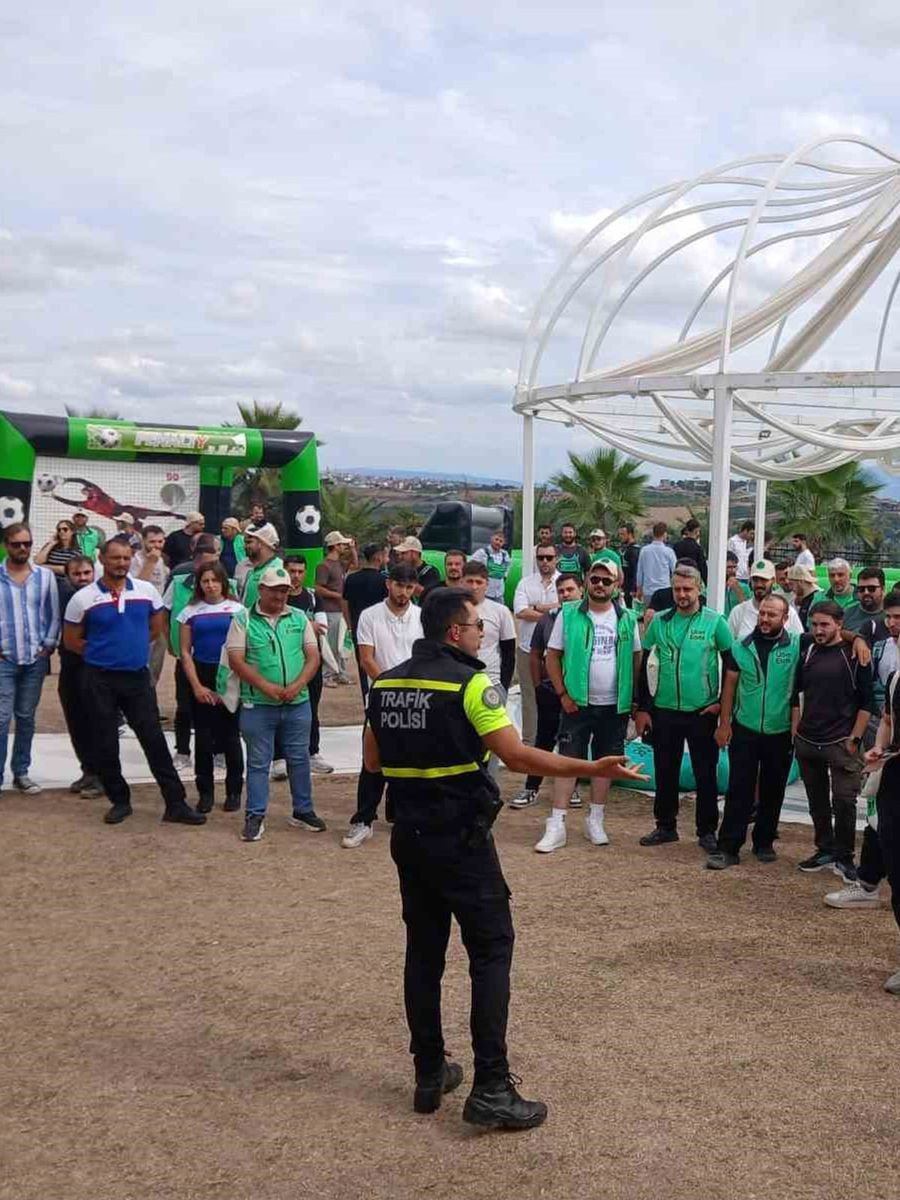 Trafik polisinden motorlu kuryelere güvenli sürüş eğitimi