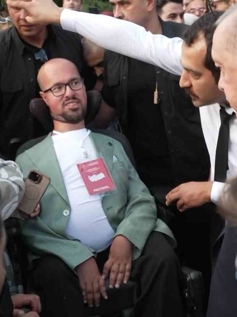 Cumhurbaşkanı Erdoğan’dan engelli gence duygulandıran jest: Otobüsü durdurup yanına gitti