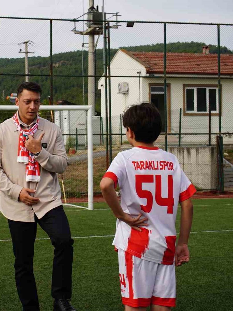 Mesut Özil, gençlere futbol akademisi müjdesi verdi
