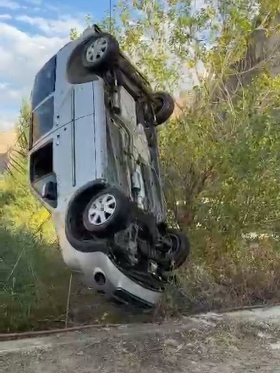 Dereye uçan araç, iş makinesiyle çıkarıldı