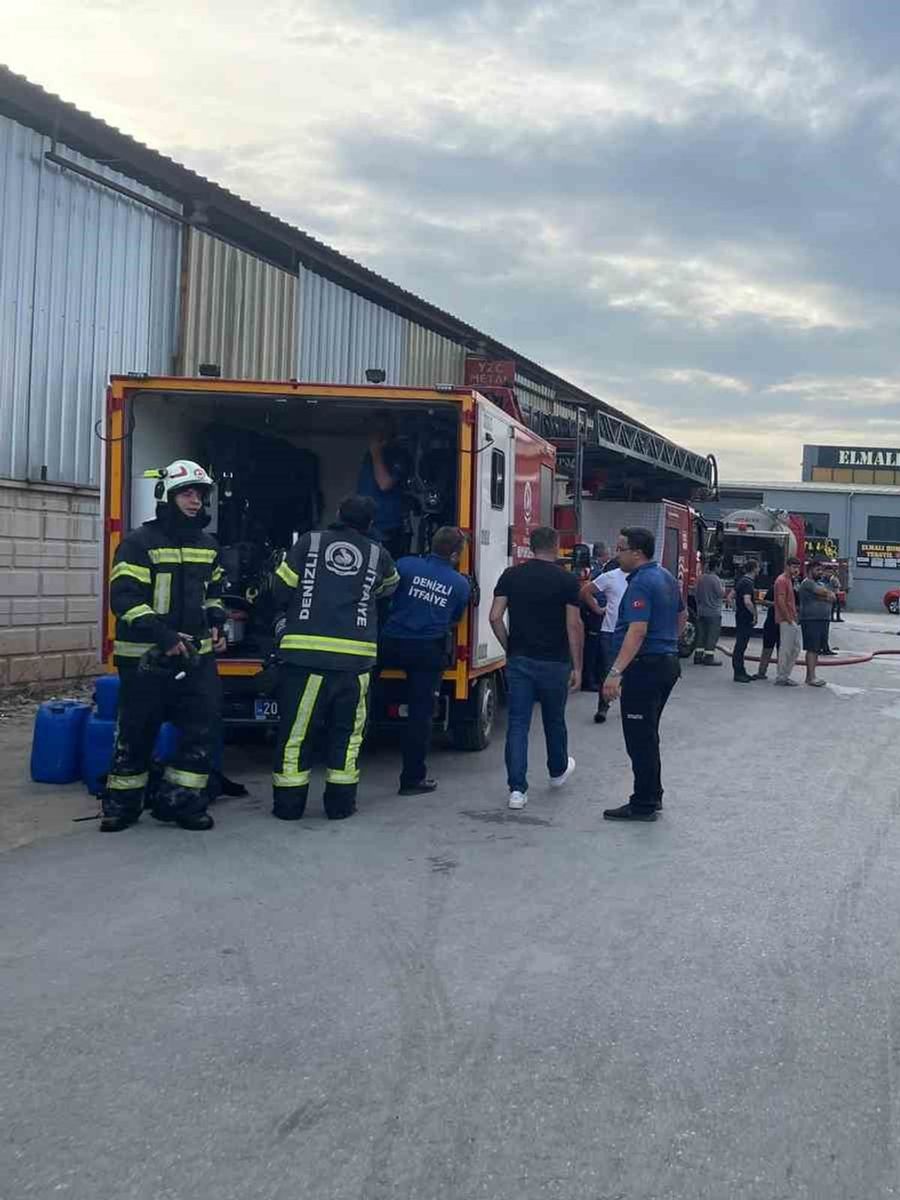 Denizli’de kırpıntı deposunda çıkan yangın yoğun müdahaleyle kontrol altına alındı
