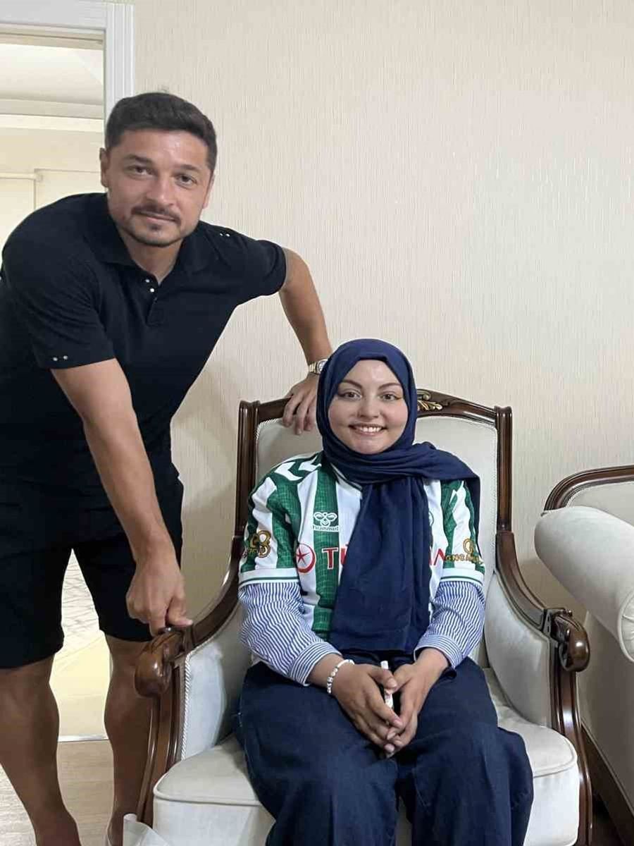 Konyaspor’dan omurilik kanseri tedavisi gören taraftar Sude Ay’a ziyaret