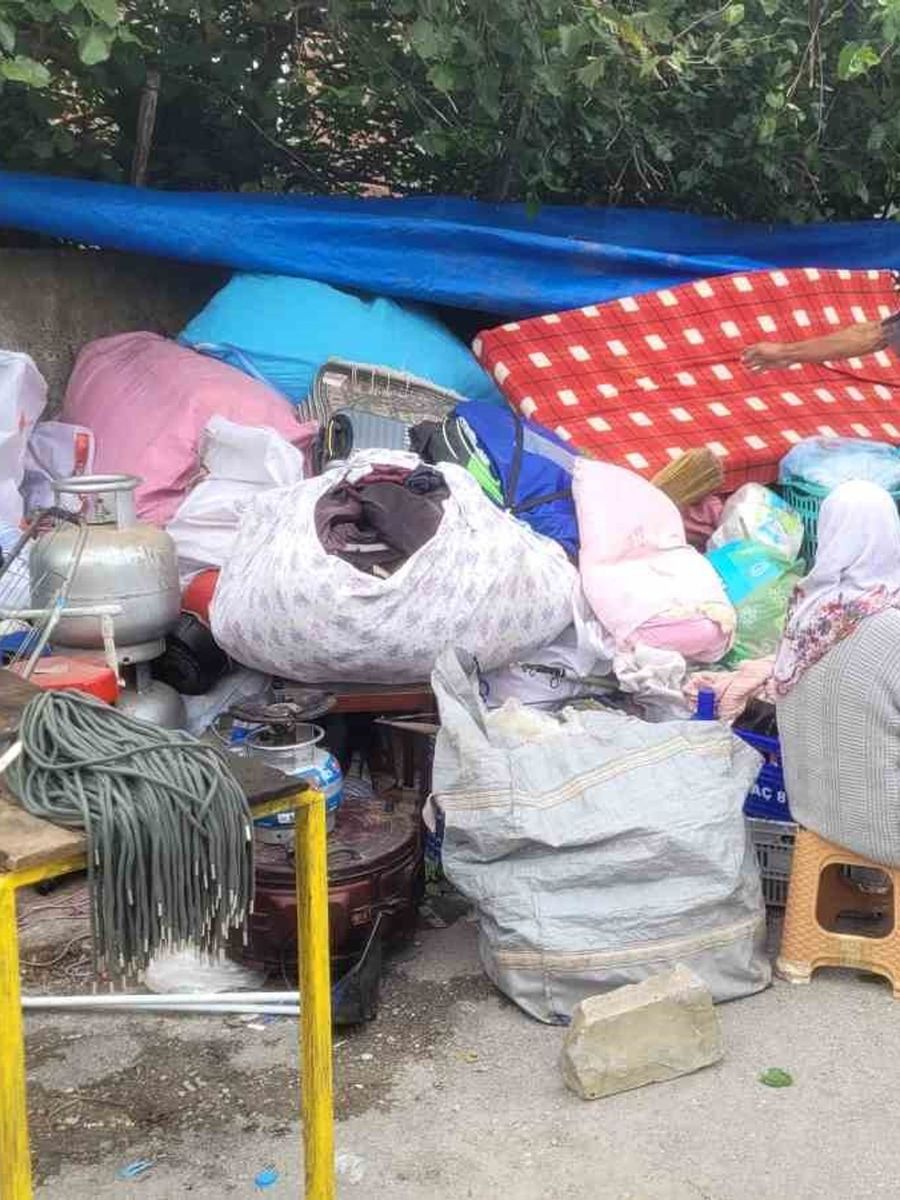 Ev sahibiyle anlaşamadıkları için eşyalarını otoparka taşıyan aile yeni eve yerleştirildi