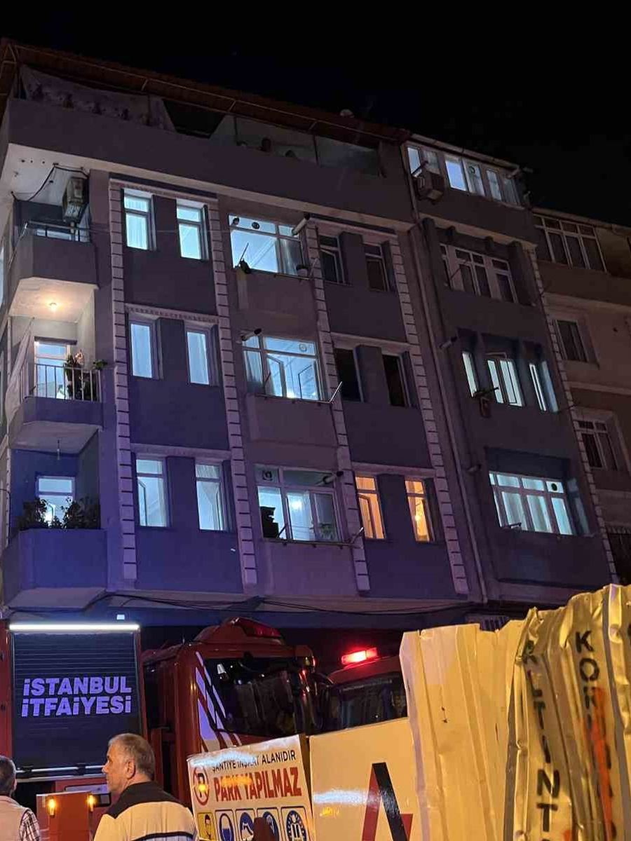 Zeytinburnu’nda binanın bodrum katında yangın: 5 kişi dumandan etkilendi