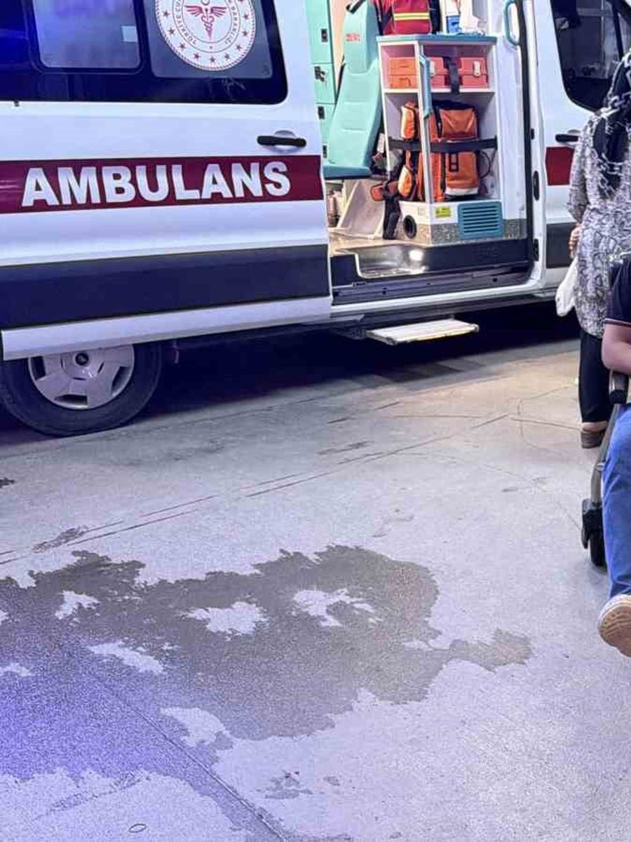 Önündeki araca çarpmamak için refüje çıktı: 2 yaralı