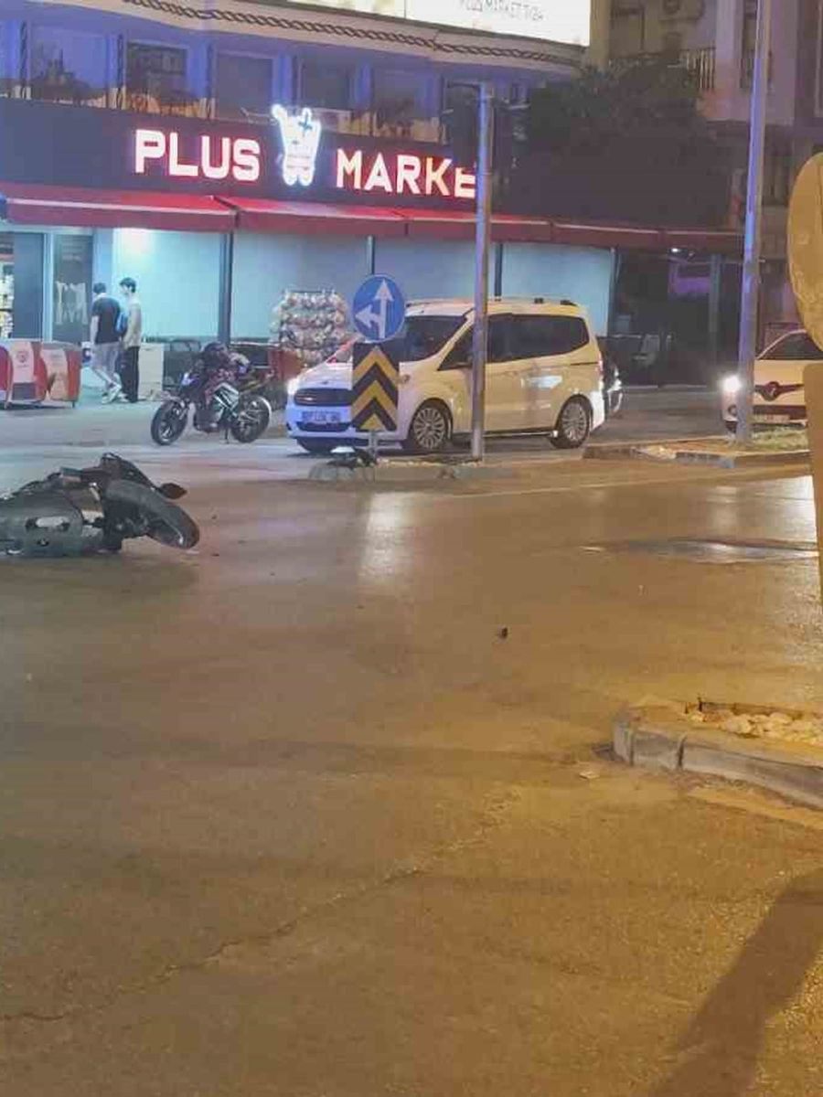 Manavgat’ta hafif ticari araç ile çarpışan motosikletli yaralandı