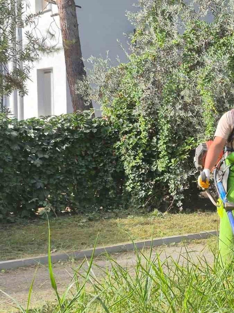 Kuşadası’nda yeşil alanlar bakıma alındı
