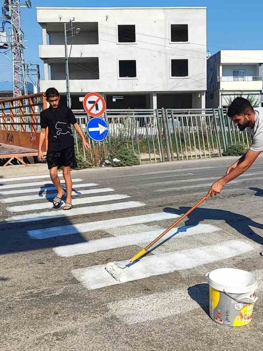 Yaya geçidi işaretini vatandaş yola kendi çizdi