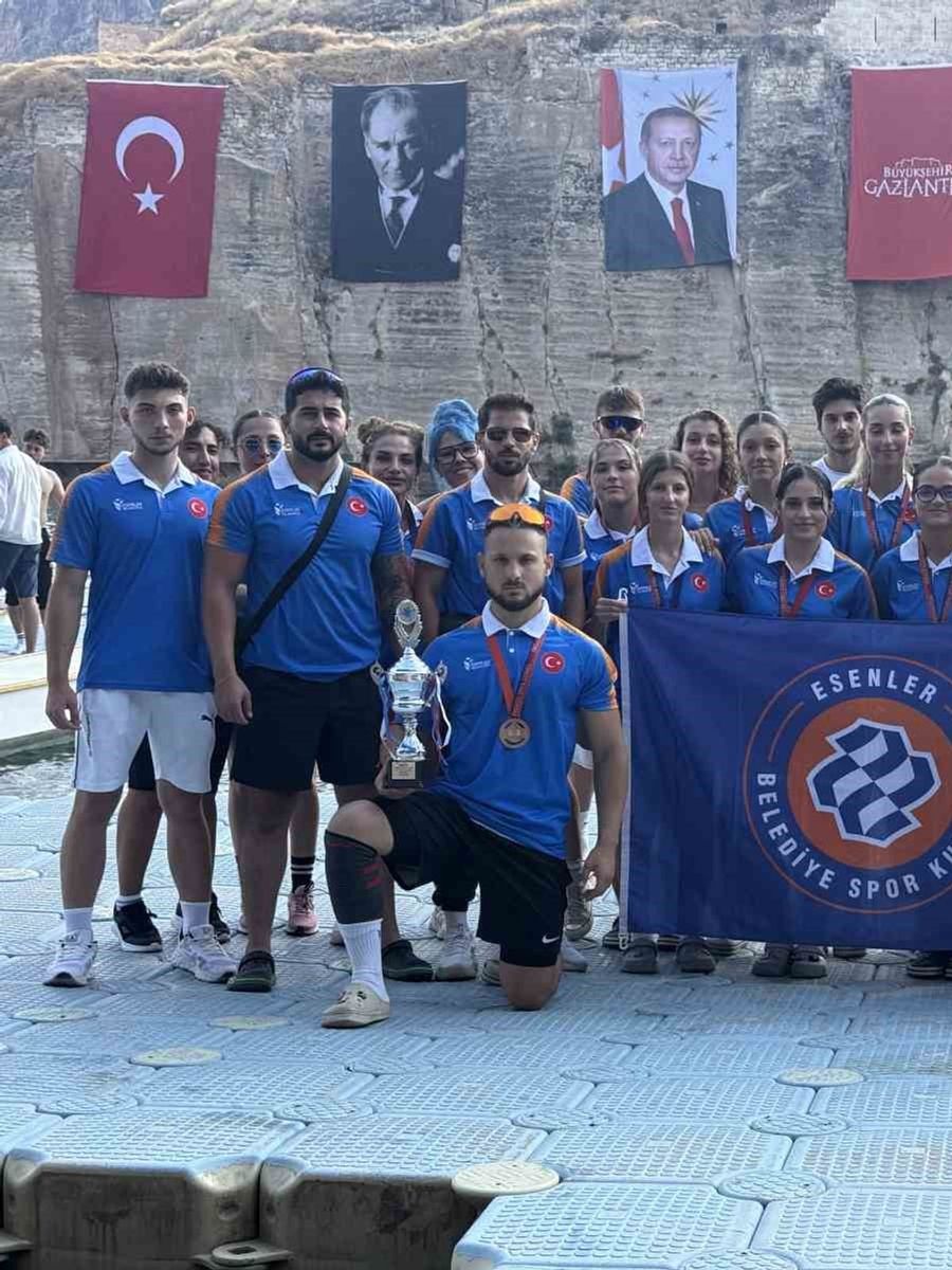 Türkiye Şampiyonası’ndan Esenler’e çifte kupa