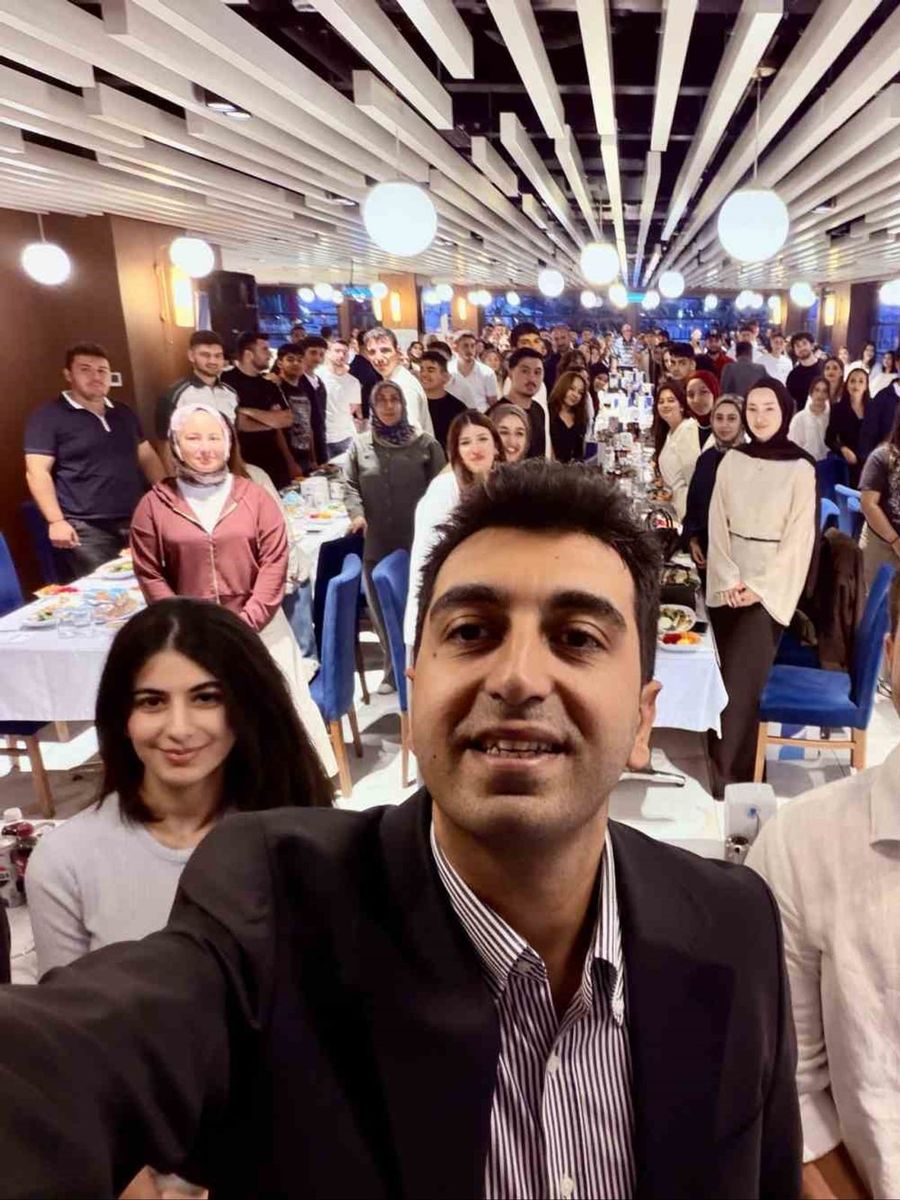 Başkan Bingöl üniversiteyi kazanan gençlerle bir araya geldi