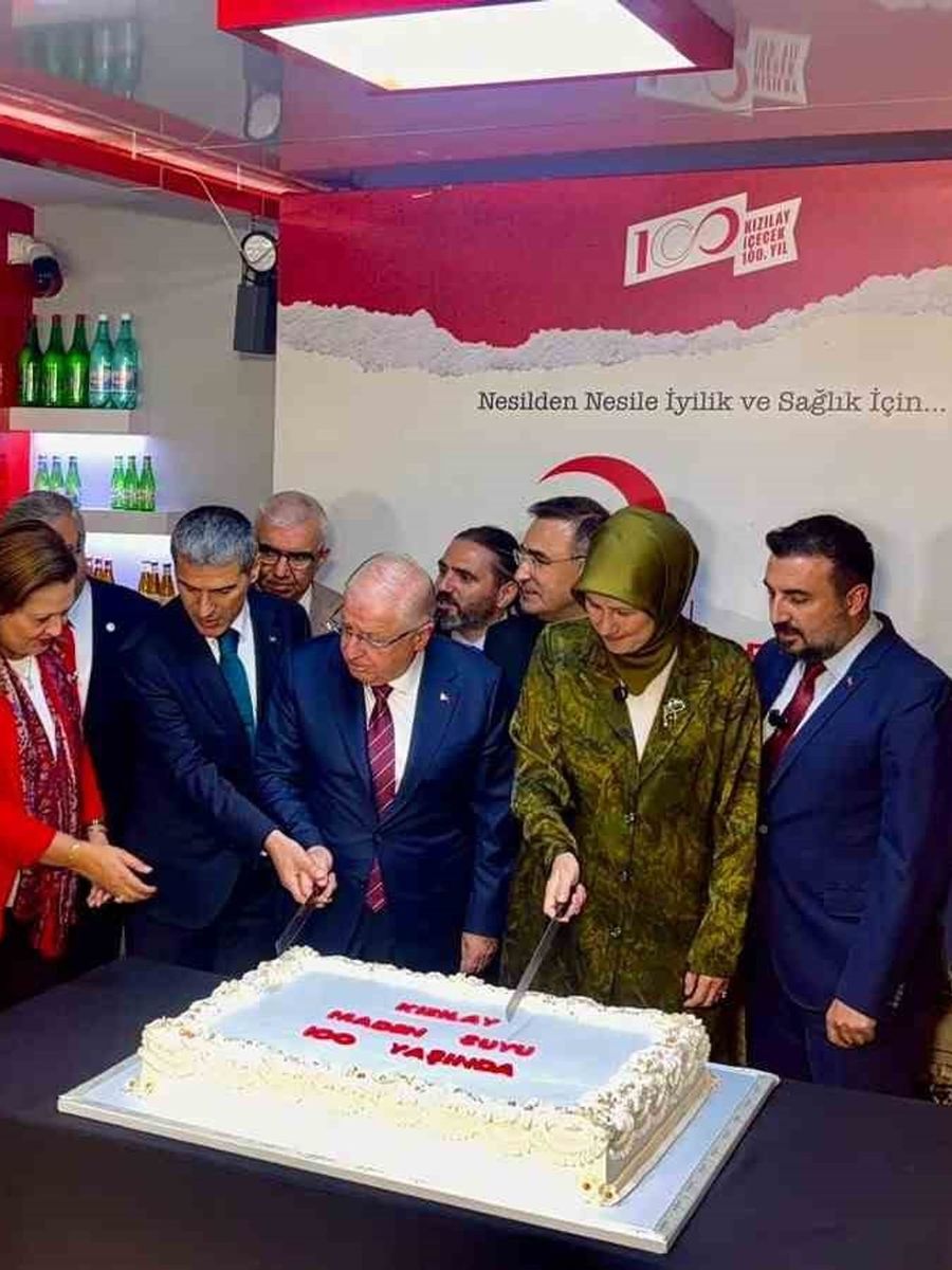 Bakan Güler Kızılay Maden Suyu’nun 100. yıl pastasını kesti