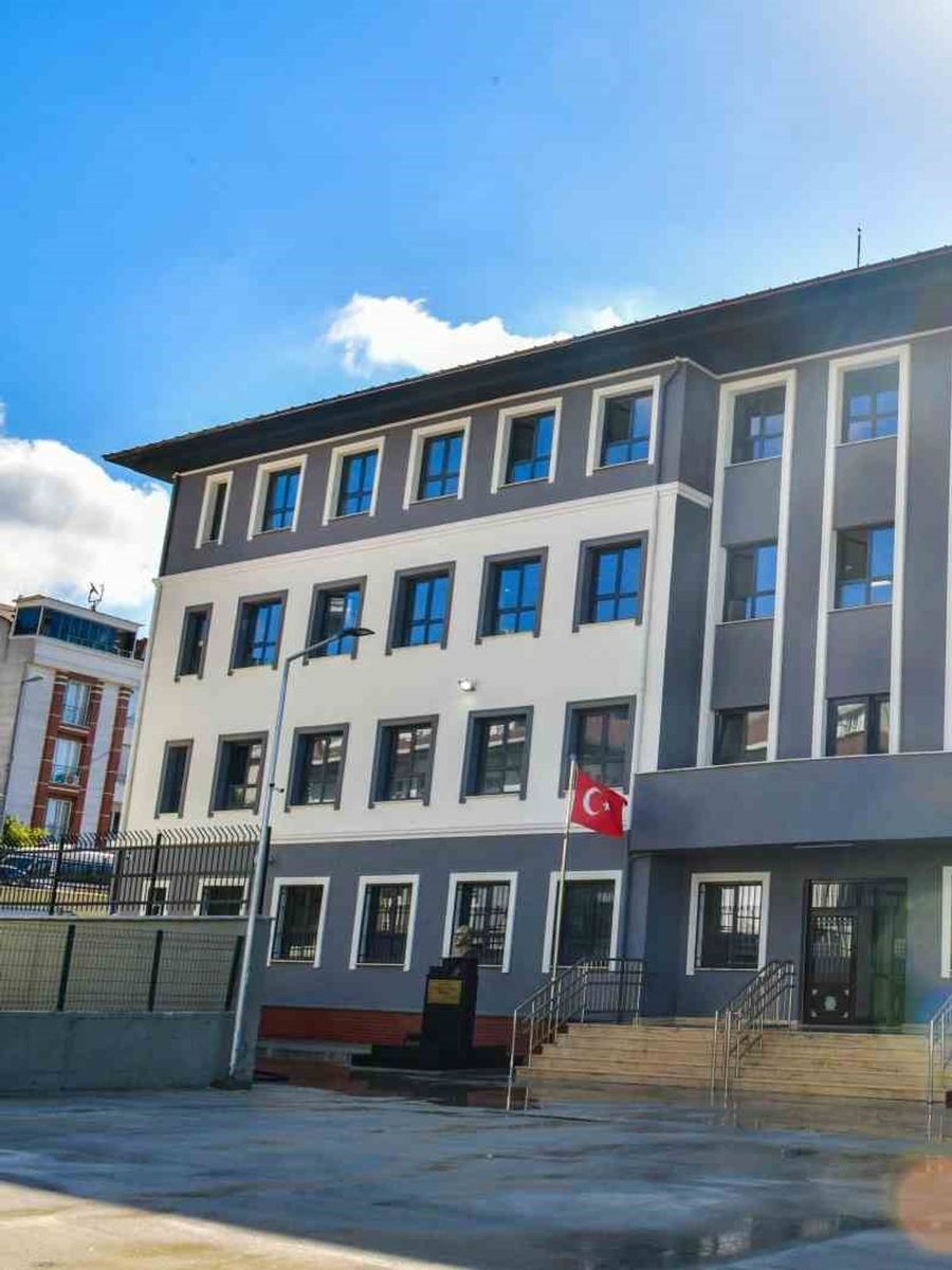 Esenyurt’ta eğitime yeni yatırım: Akçaburgaz’da 16 derslikli okul eğitime başladı