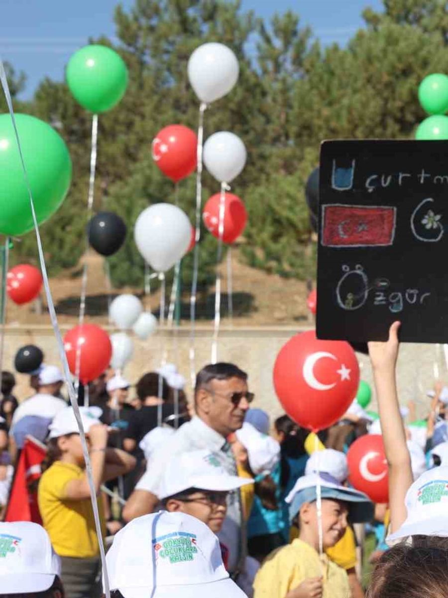 Konya’da Gazzeli çocuklar için balon ve uçurtmalar gökyüzüne bırakıldı