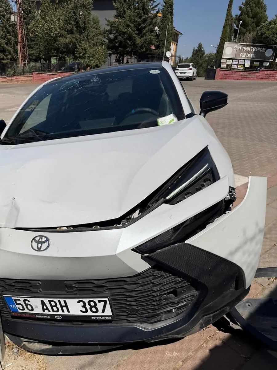 Siirt’te otomobil aydınlatma direğine çarptı