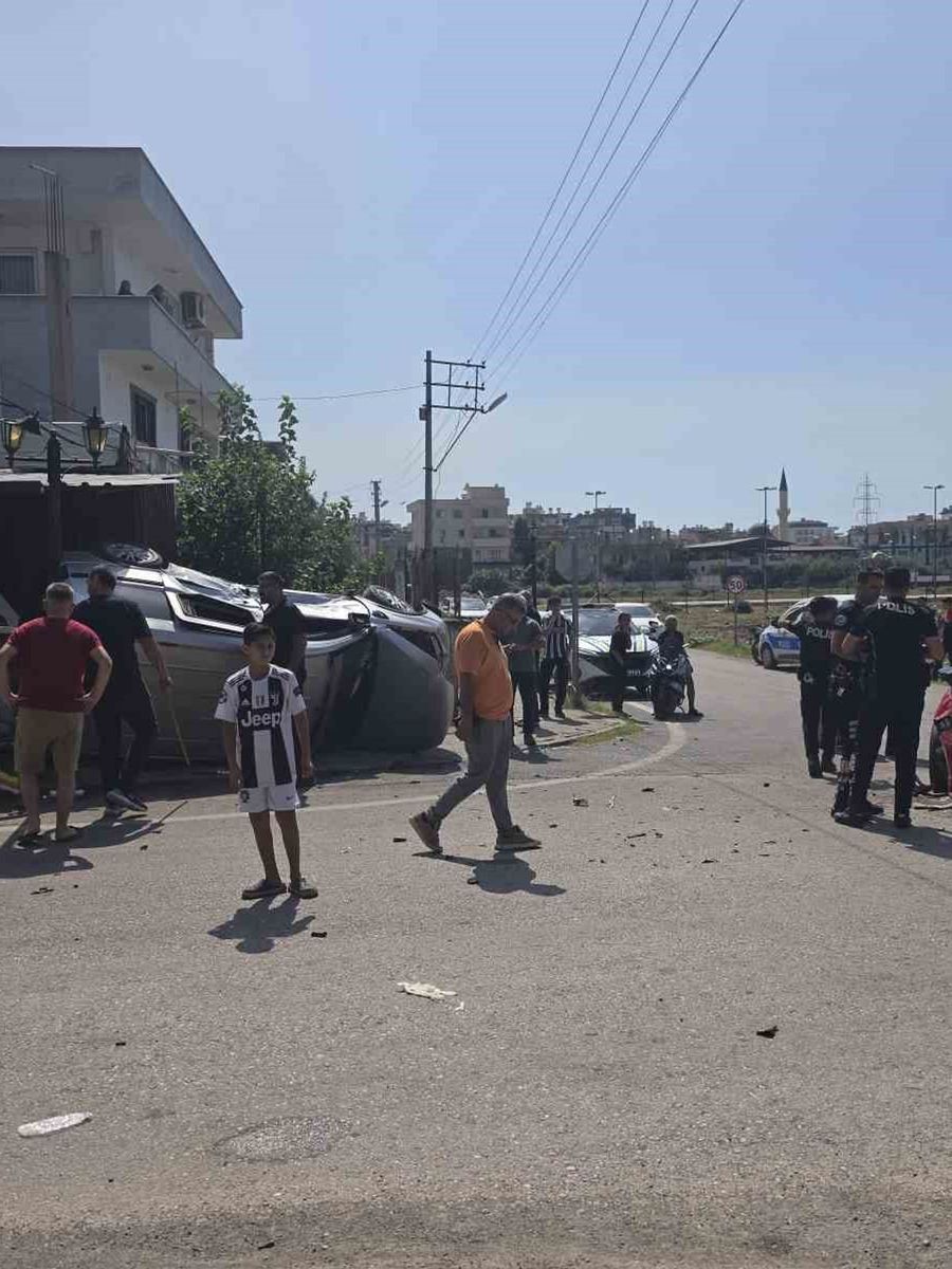 Otomobilin takla attığı kazada vatandaşlar kaza kavşağına çözüm istedi