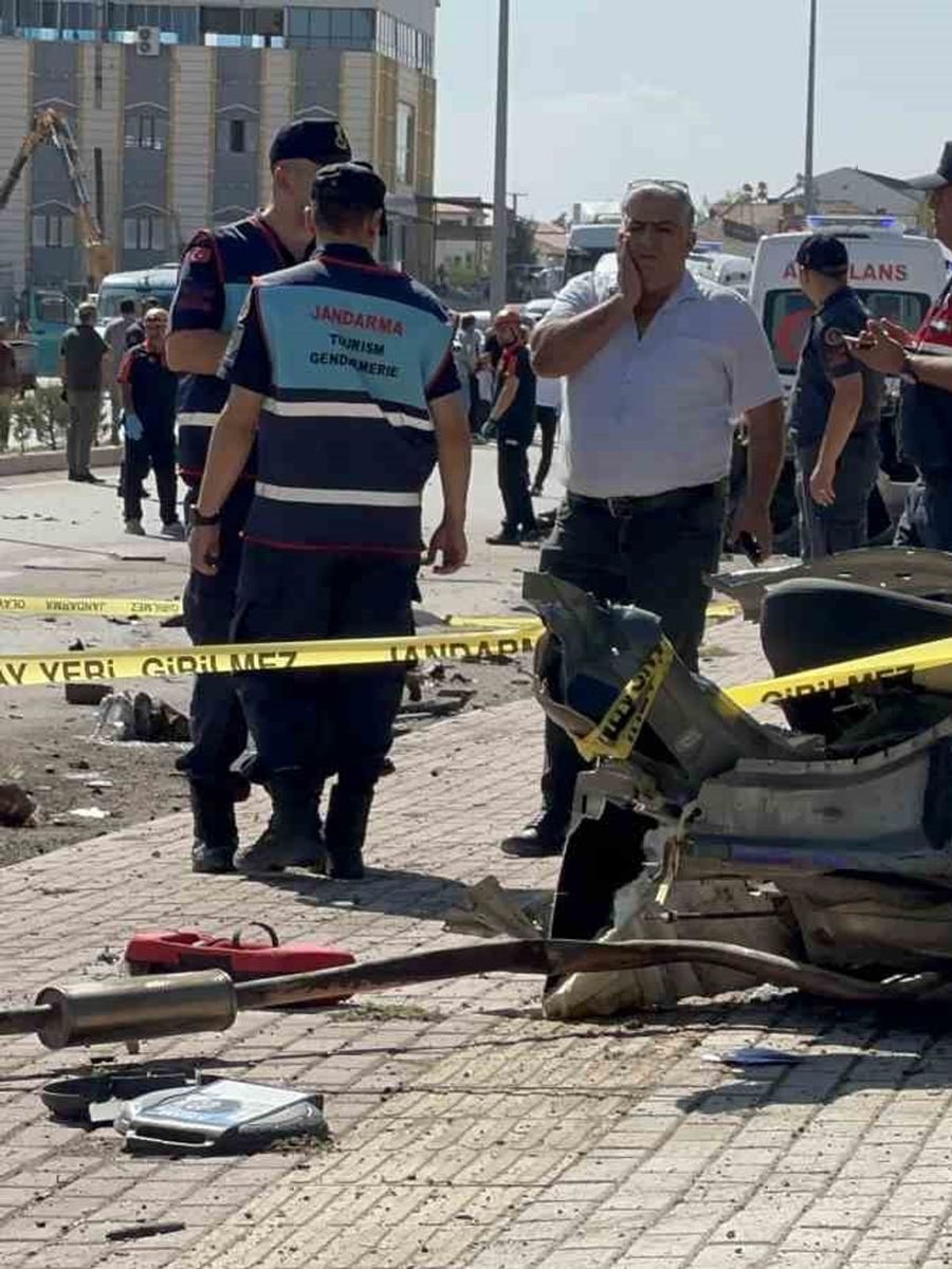 Kazada Fiat otomobil ikiye bölündü: 2 ölü, 2 yaralı