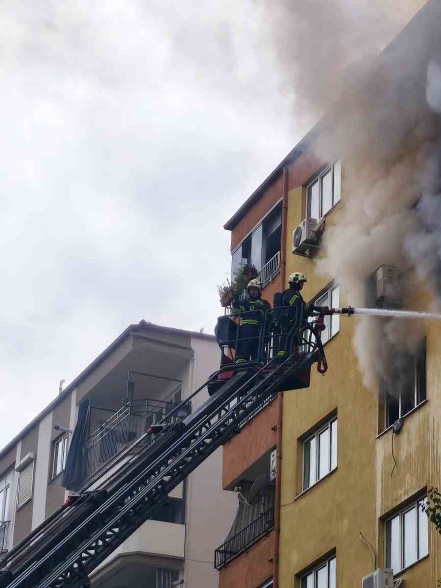 Denizli’de dairede çıkan yangında 1’i yatalak 2 kişi dumandan etkilendi