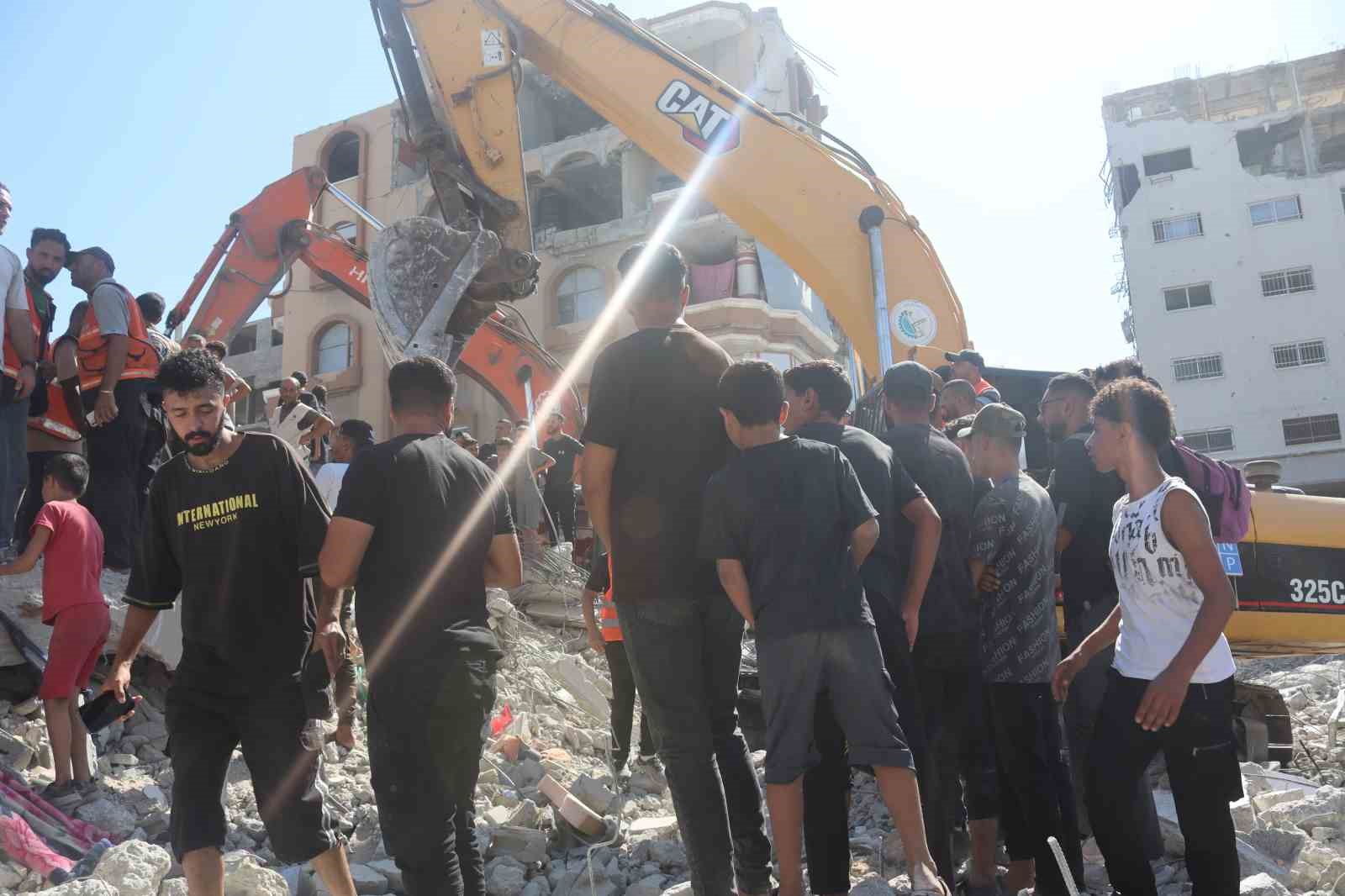 GAZZE’DE ÇÖKEN 7 KATLI BİNADA HAYATINI KAYBEDENLERİN SAYISI 8’İ ÇOCUK OLMAK ÜZERE 21’E YÜKSELDİ.