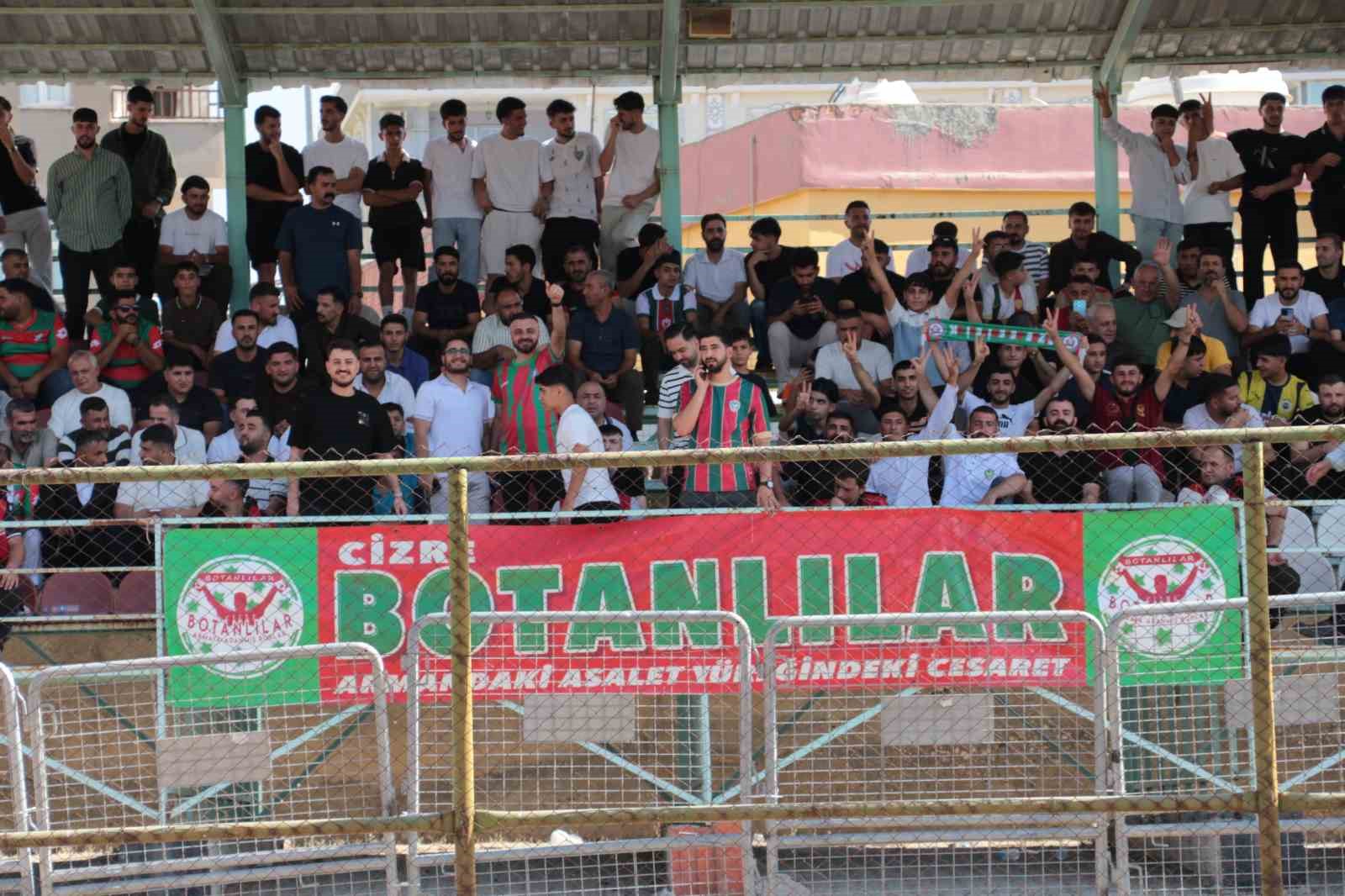 ZİRAAT TÜRKİYE KUPASI 1. TURUNDA DEPLASMANDA CİZRE BELEDİYESPOR İLE KARŞILAŞMAK ÜZERE ŞIRNAK'A GELEN HAKKARİ ZAP SPOR, EV SAHİBİ EKİBİN LİSANS KRİZİNDEN DOLAYI MAÇA ÇIKAMAMASI ÜZERİNE OYNAMADAN ÜST TURA YÜKSELDİ.