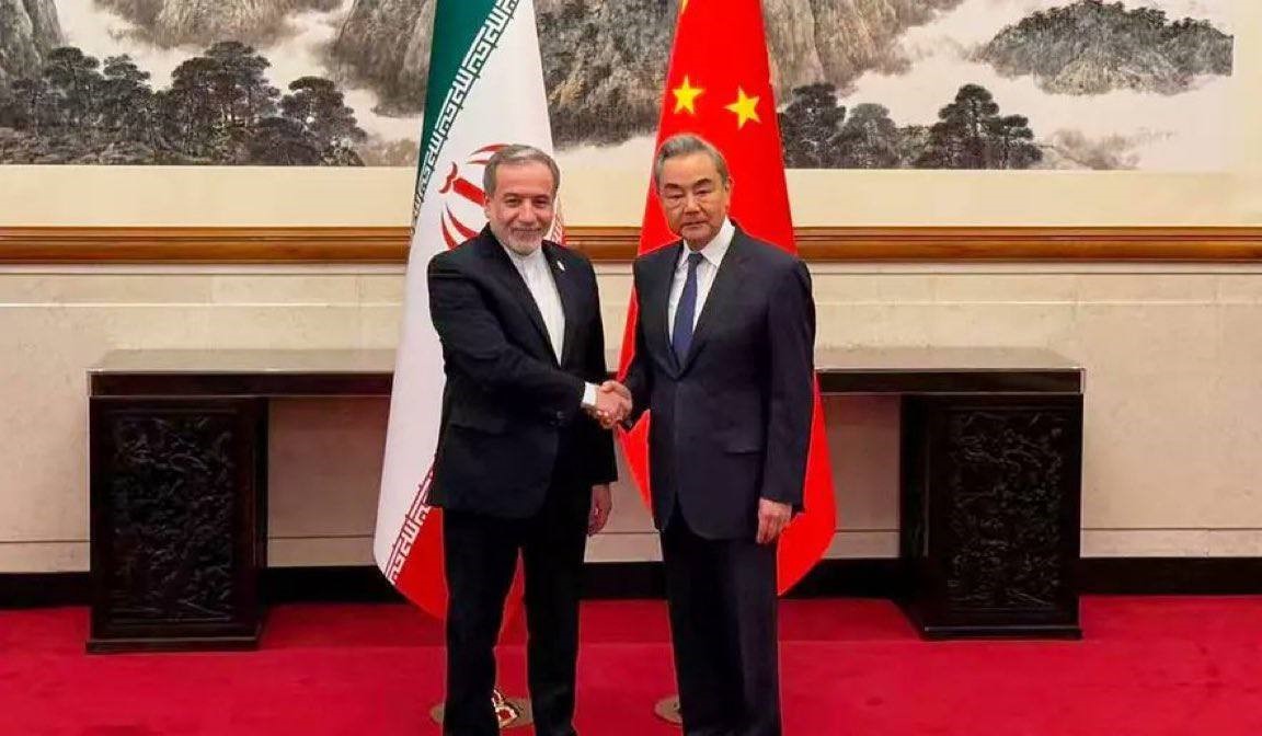 İRAN DIŞİŞLERİ BAKANI ABBAS ARAKÇİ, PEKİN'E GERÇEKLEŞTİRDİĞİ RESMİ ZİYARET KAPSAMINDA ÇİN DIŞİŞLERİ BAKANI WANG Yİ İLE BİR ARAYA GELDİ.
