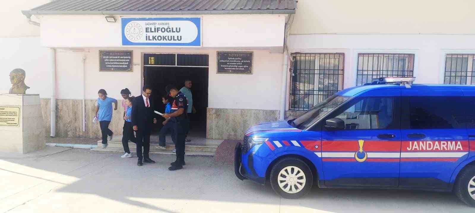 GAZİANTEP'TE JANDARMA EKİPLERİ, YENİ EĞİTİM-ÖĞRETİM YILININ BAŞLAMASININ ARDINDAN SORUMLULUK SAHASINDA BULUNAN 540 OKUL ÖNÜ VE ÇEVRESİNDE BİN 482 PERSONELLE GÜVENLİK TEDBİRİ ALDI.
