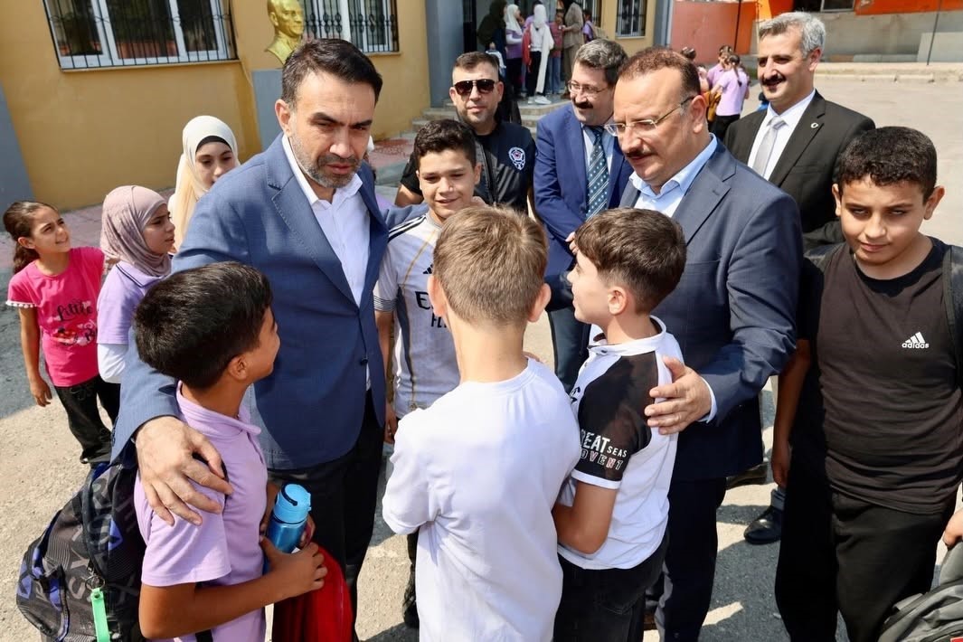 AK PARTİ MERSİN İL BAŞKANI ADEM ALDEMİR, YENİ EĞİTİM VE ÖĞRETİM YILININ BAŞLAMASI DOLAYISIYLA ÖĞRENCİLERİ SINIFLARINDA ZİYARET EDEREK HEYECANLARINA ORTAK OLDU.