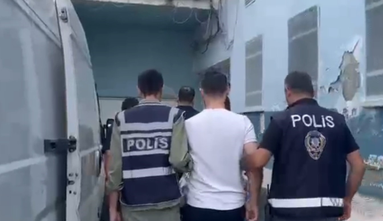 KASTAMONU İL EMNİYET MÜDÜRLÜĞÜ EKİPLERİNCE ARANAN ŞAHISLARA YÖNELİK 18 ADRESE EŞ ZAMANLI OPERASYONLAR GERÇEKLEŞTİRİLDİ. OPERASYONLARDA 14 ARANAN ŞAHIS YAKALANARAK, ADLİYEYE SEVK EDİLEN ŞAHISLARDAN 9’U TUTUKLANDI.