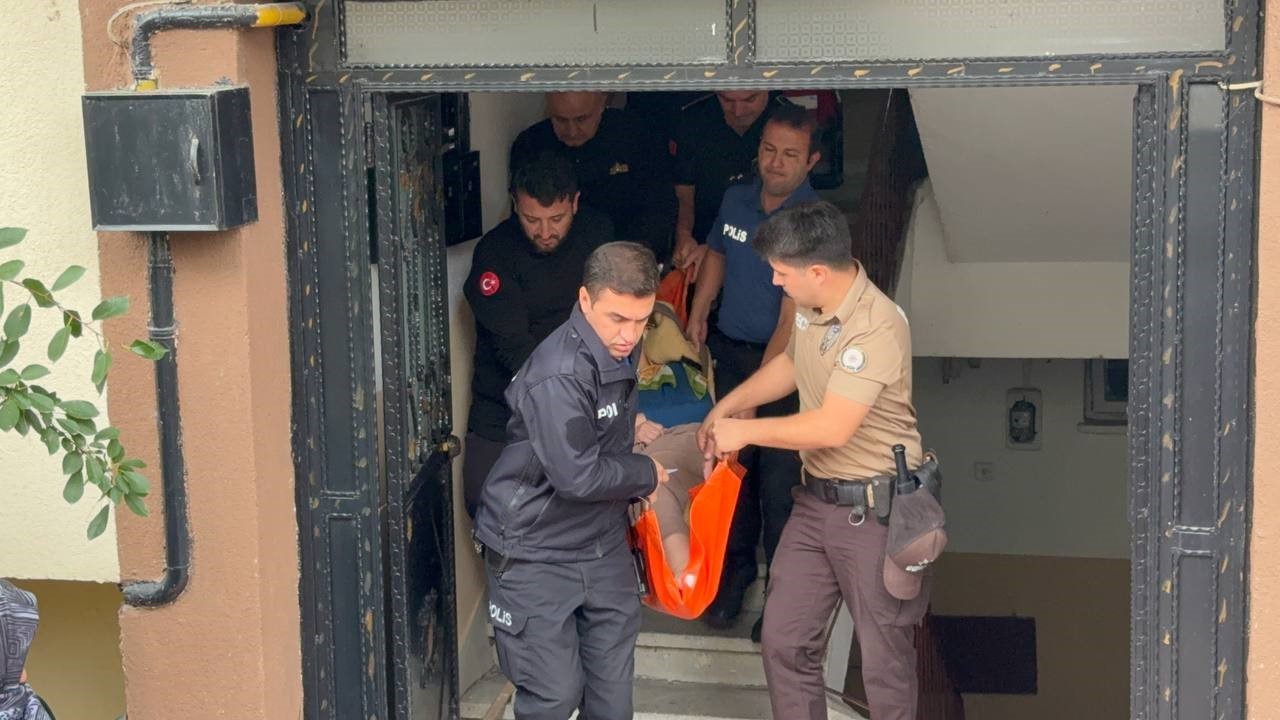 KARABÜK'TE EVİNDE DENGESİNİ KAYBEDEREK DÜŞEN YAŞLI KADIN, İTFAİYE EKİPLERİNİN MÜDAHALESİYLE MAHSUR KALDIĞI EVDEN ÇIKARILARAK HASTANEYE KALDIRILDI.