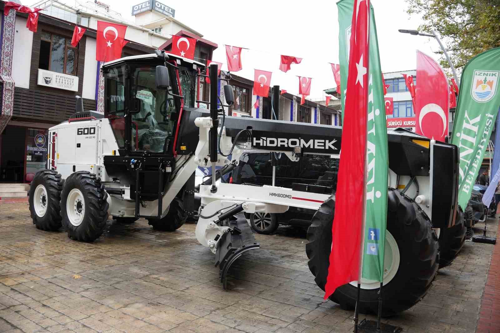 İZNİK BELEDİYESİ, İLÇENİN YOL VE ALTYAPI ÇALIŞMALARINDA KULLANILMAK ÜZERE YENİ GREYDERİ BELEDİYE FİLOSUNA KATTI.