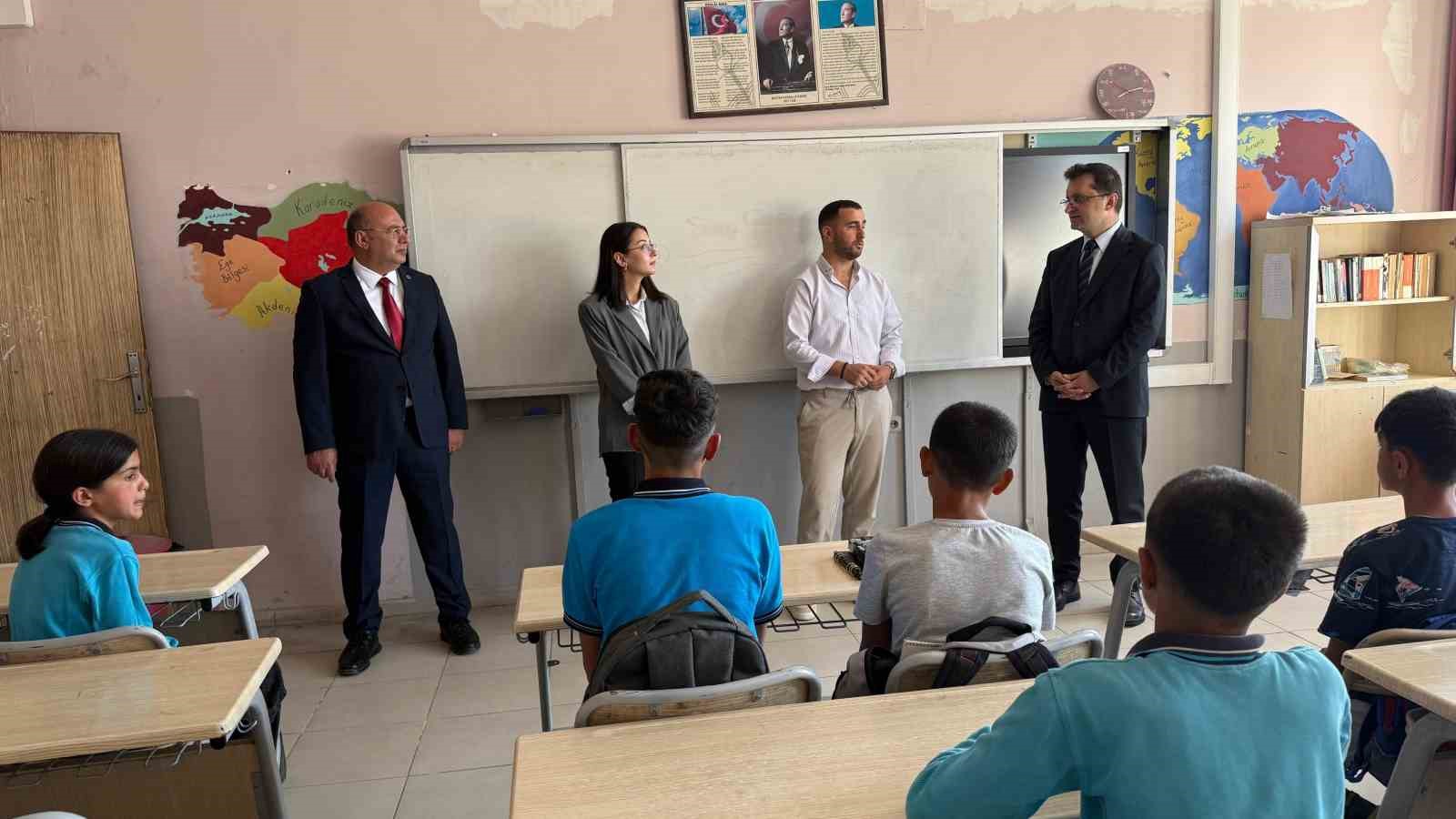 KARAKOYUNLU KAYMAKAMI İLHAN KAYAŞ (SAĞDA), BULAKBAŞI İLKOKULU VE ORTAOKULU'NU ZİYARET EDEREK ÖĞRENCİLER VE ÖĞRETMENLERLE BİR ARAYA GELDİ