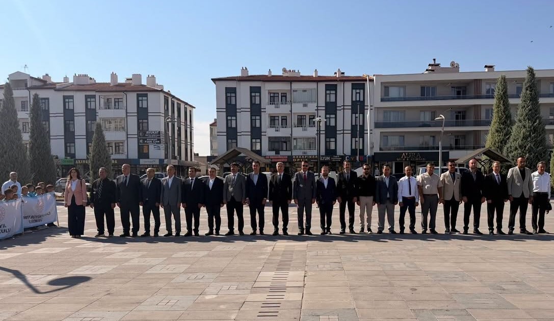 KONYA'NIN KARAPINAR İLÇESİNDE İLKÖĞRETİM HAFTASI ÇEŞİTLİ ETKİNLİKLERLE KUTLANDI. PROGRAMA OKUL MÜDÜRLERİ, ÖĞRETMENLER VE ÖĞRENCİLER KATILDI.