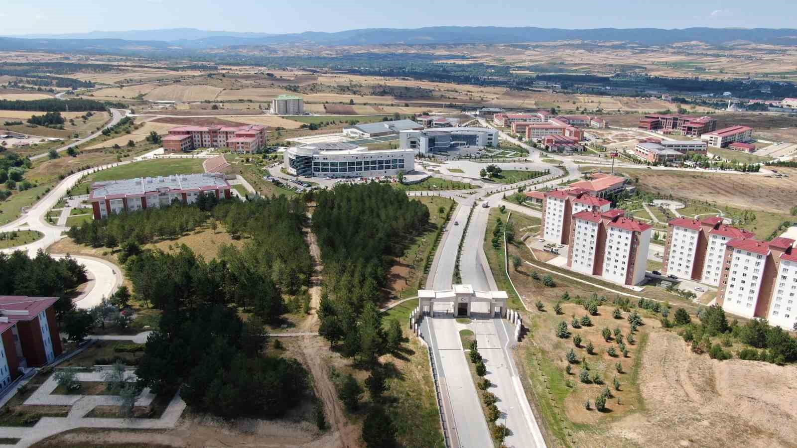 KASTAMONU ÜNİVERSİTESİ TARAFINDAN HAZIRLANAN KASTAMONU RAPORLARI SERİSİNDE KASTAMONU’DA, ÖNÜMÜZDEKİ YILLARDA SICAKLIK ARTIŞININ BELİRGİNLEŞMESİYLE BİRLİKTE ÖZELLİKLE YÜKSEK EMİSYON SENARYOLARINDA KURAKLAŞMA BASKISININ ARTMASI BEKLENİYOR.