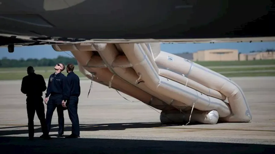 Katar'ın hediye ettiği Air Force One'da acil durum kaydırağı açıldı