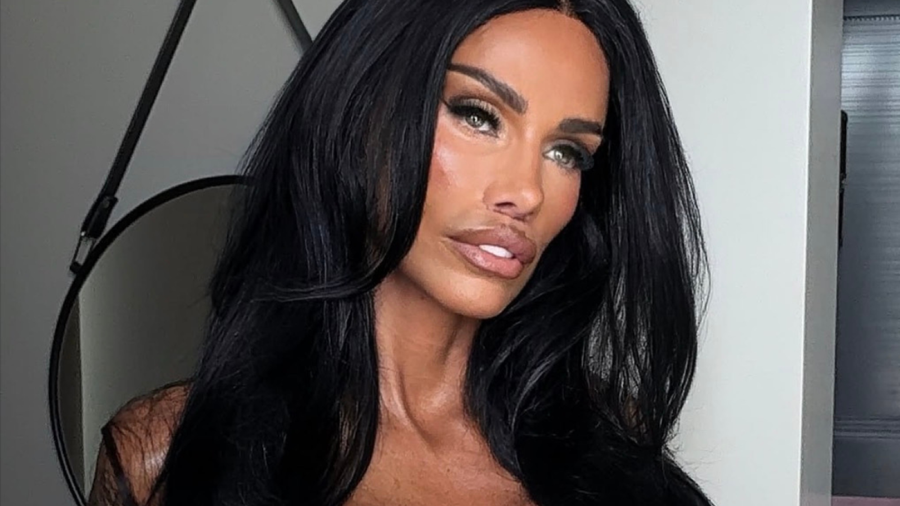 Katie Price'ın Estetik Ameliyatında Tansiyonu Düştü, Kulak Ameliyatı Ertelendi