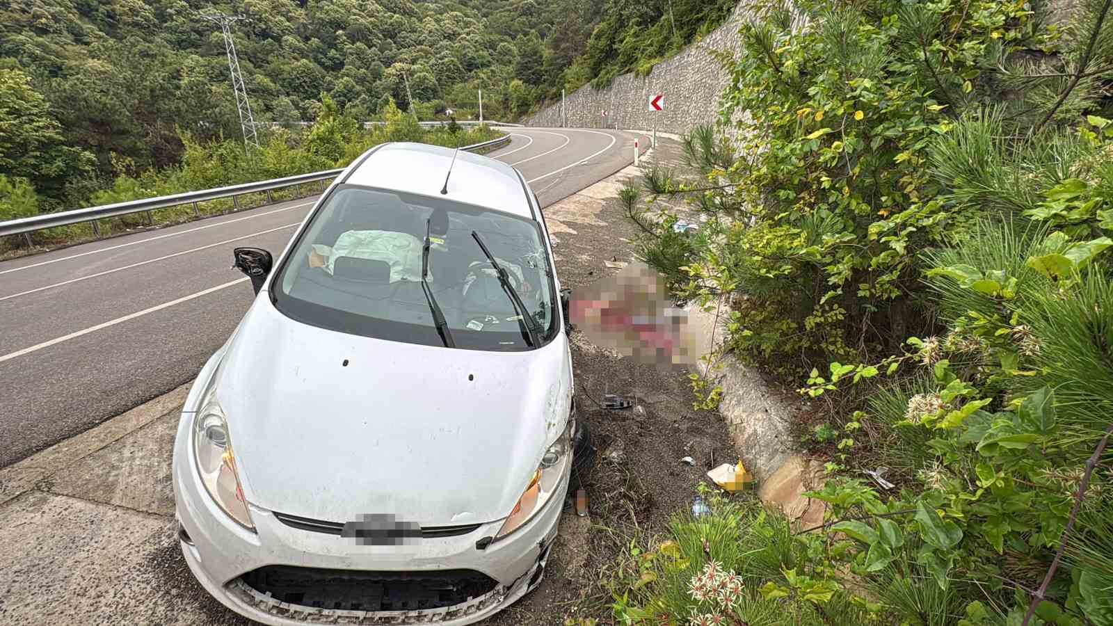 BARTIN'IN AMASRA İLÇESİNDE SEYİR HALİNDEYKEN KONTROLDEN ÇIKAN OTOMOBİLİN DEVRİLMESİ SONUCUNDA 1'İ ÇOCUK 3 KİŞİ YARALANDI.