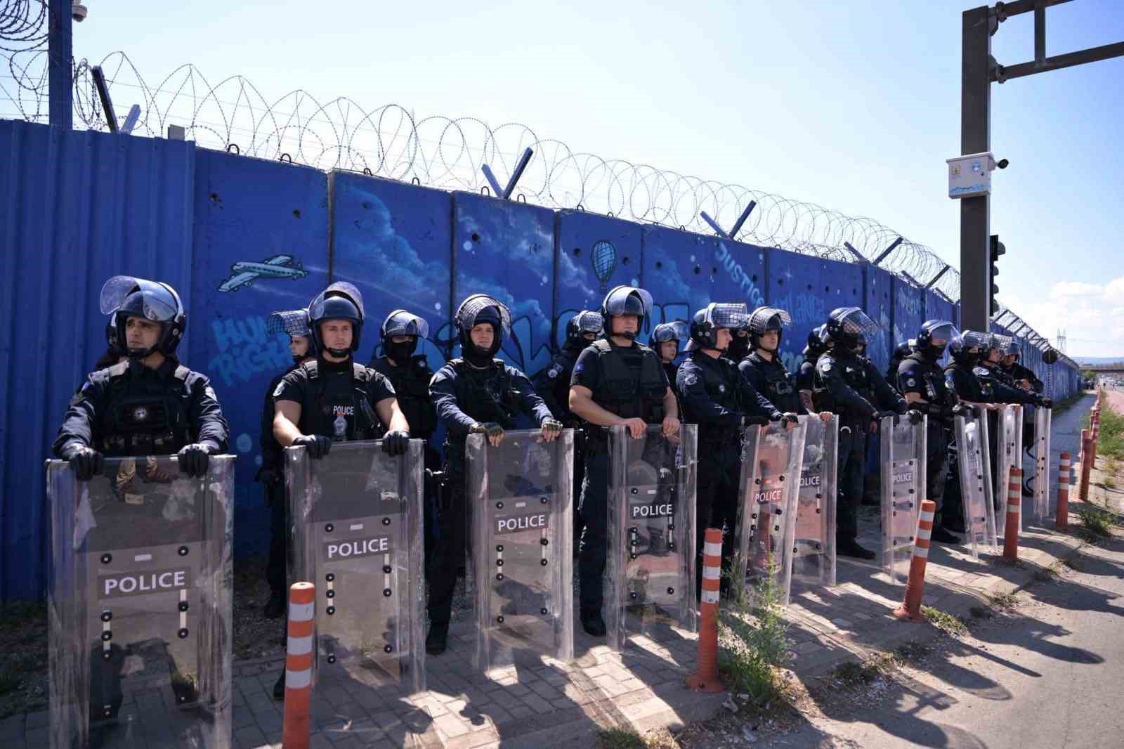HOLLANDA’NIN LAHEY KENTİNDE KOSOVA ÖZEL MAHKEMESİ’NİN KOSOVA’NIN ESKİ CUMHURBAŞKANI HAŞİM THAÇİ VE ESKİ KOSOVA KURTULUŞ ORDUSU (UÇK) LİDERLERİNE MAHKUMİYET KARARI VERMESİNİN ARDINDAN KOSOVALI GÖSTERİCİLER POLİSLE ÇATIŞTI.