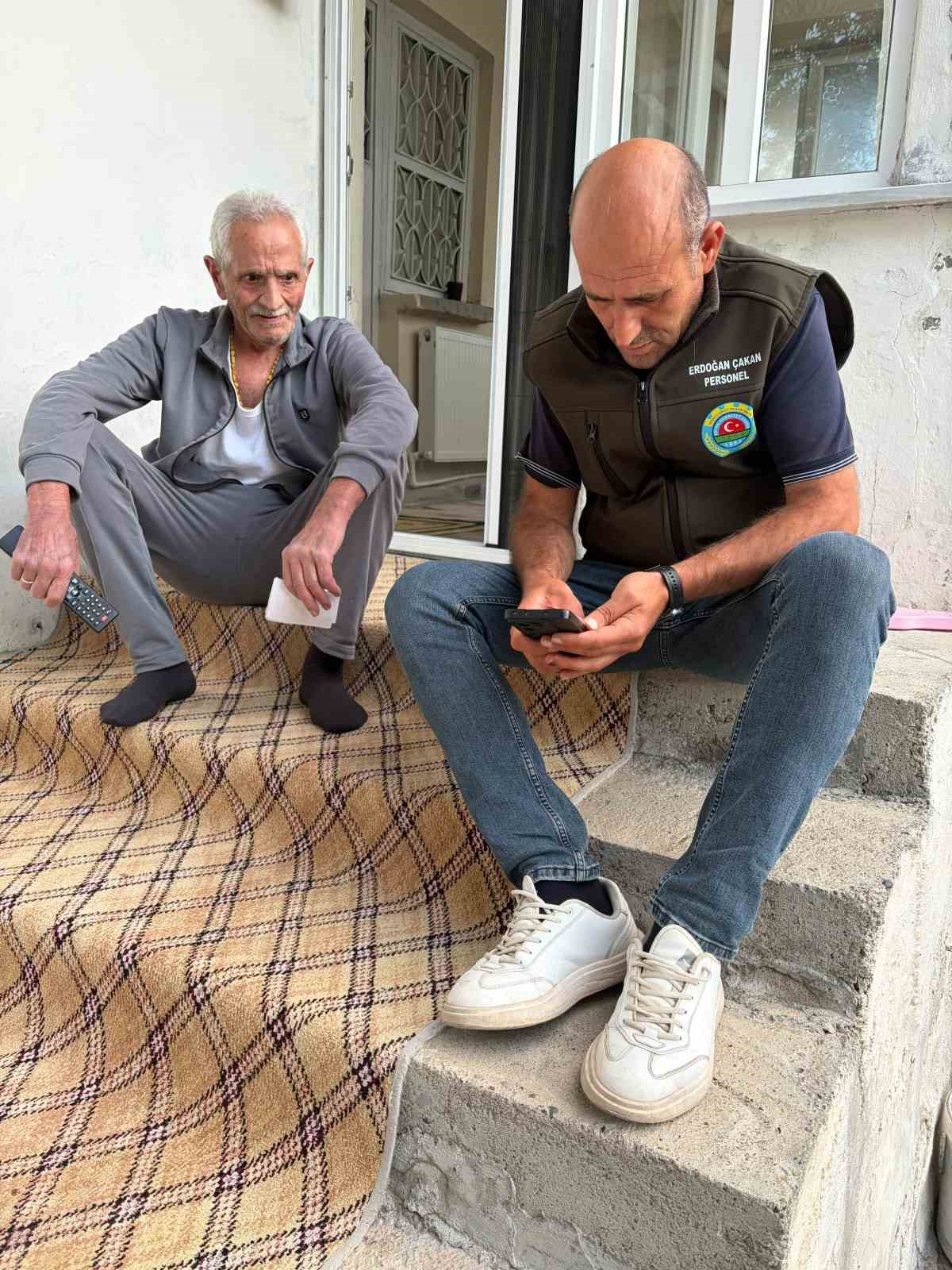 MUŞ’UN MALAZGİRT İLÇESİNDE RAHATSIZLIĞI VE YAŞLILIĞI NEDENİYLE ZİRAAT ODASINA GELEMEYEN ÇİFTÇİNİN ÇİFTÇİ KAYIT SİSTEMİ (ÇKS) BAŞVURUSU, ODA PERSONELİ TARAFINDAN EVİNDE GERÇEKLEŞTİRİLDİ.