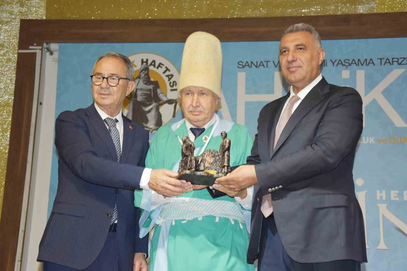MANİSA’DA 39. AHİLİK HAFTASI KUTLAMALARI, CUMHURİYET MEYDANI’NDAKİ ATATÜRK VE MİLLİ EGEMENLİK ANITI’NA ÇELENK SUNULMASIYLA BAŞLADI. 11 YAŞINDAN BERİ AŞÇILIK YAPAN VE MANİSA LOKANTACILAR, KEBAPÇILAR, TATLICILAR VE YOĞURTÇULAR ESNAF ODASINA 48 YILDIR KAYITLI BULUNAN 70 YAŞINDAKİ MEHMET AKGÜL, YILIN AH